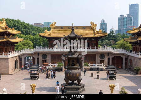 Offrant le godet et cour à Jing'an temple bouddhiste à Shanghai, Chine Banque D'Images