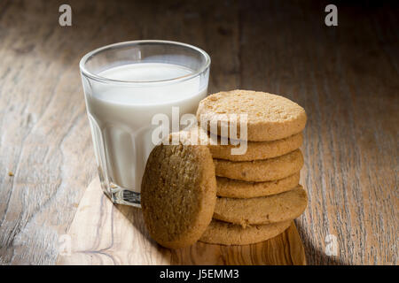 Le lait et les Cookies sur une table en bois rustique. Banque D'Images