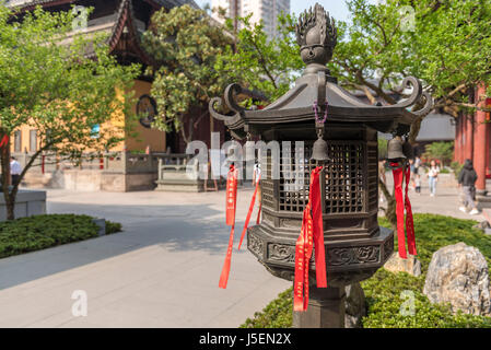 Les drapeaux de prières au temple du Bouddha de Jade, Shanghai, Chine. Banque D'Images