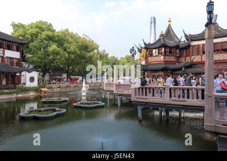 Yu Yuan Garden à Shanghai, Chine. Destination populaire pour les touristes, au style traditionnel à destination de l'alimentation et d'achats Banque D'Images