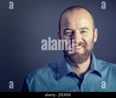 Portrait of smiling businessman sur fond gris Banque D'Images