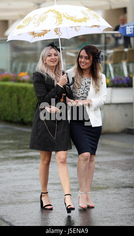 Racegoers arrivent pour le premier jour de l'hippodrome de York au Festival de Dante. ASSOCIATION DE PRESSE Photo. ASSOCIATION DE PRESSE Photo. Photo date : mercredi 17 mai 2017. Voir l'histoire de New York COURSE PA. Crédit photo doit se lire : Mike Egerton/PA Wire Banque D'Images