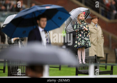 Racegoers surveiller l'action sur le premier jour de l'hippodrome de York au Festival de Dante. ASSOCIATION DE PRESSE Photo. ASSOCIATION DE PRESSE Photo. Photo date : mercredi 17 mai 2017. Voir l'histoire de New York COURSE PA. Crédit photo doit se lire : Mike Egerton/PA Wire Banque D'Images