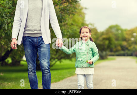 Close up of father and little girl walking in park Banque D'Images