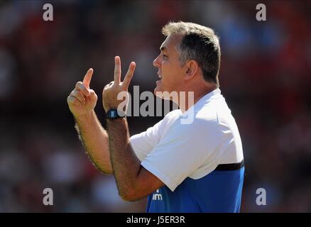 OWEN COYLE Wigan Athletic MANAGER OAKWELL STADIUM BARNSLEY ENGLAND 03 Août 2013 Banque D'Images