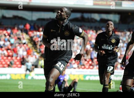 L STEELE L E BARNET FC BARNSLEY BOYCE V WIGAN BARNSLEY FC Wigan Athletic V STADE OAKWELL BARNSLEY ENGLAND 03 Août 2013 Banque D'Images