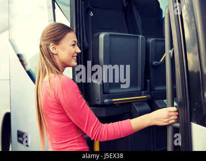 Heureux sur d'embarquement des passagers de bus de voyage Banque D'Images