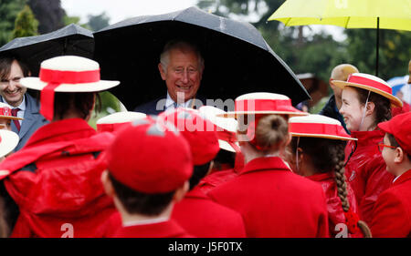 Le Prince de Galles répond aux élèves de Broomfield house school lors d'une visite au Jardin botanique royal de Kew, Richmond, Surrey. Banque D'Images