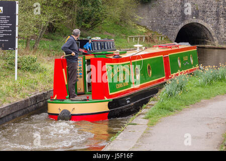 15-04 entrant dans le tunnel sur le canal Llangollen Llangollen branche du canal de Shropshire Union dans le Nord du Pays de Galles Banque D'Images