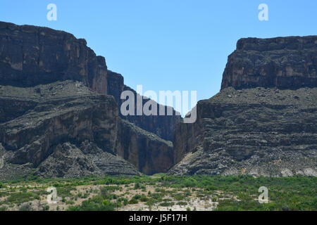 Le Rio Grande sort par une découpe dans le Santa Elena Canyon dans le parc national Big Bend. Banque D'Images