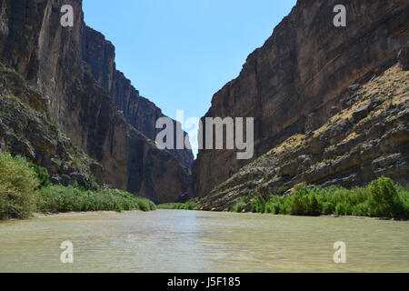 Les eaux du Rio Grande sont faibles à leur sortie du Santa Elena Canyon dans le parc national Big Bend. Banque D'Images