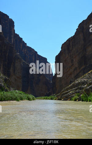 Les eaux du Rio Grande sont faibles à leur sortie du Santa Elena Canyon dans le parc national Big Bend. Banque D'Images