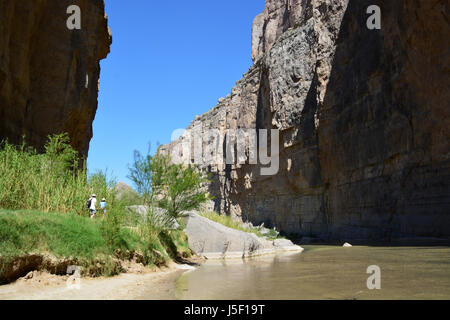 Les randonneurs à pied le long du Rio Grande en utilisant la piste de Santa Elena dans le Parc National de Big Bend au Texas Banque D'Images