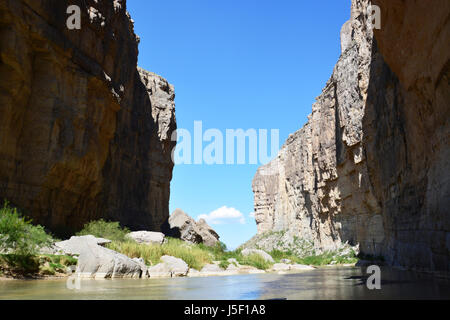 Les eaux du Rio Grande sont faibles à leur sortie du Santa Elena Canyon dans le parc national Big Bend. Banque D'Images