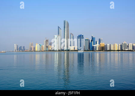 Vue sur l'horizon d'Abu Dhabi, Émirats arabes unis (EAU), Moyen-Orient Banque D'Images