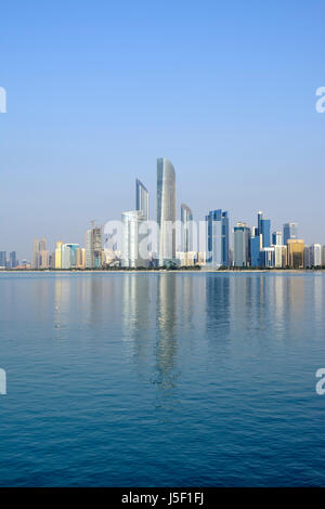 Vue sur l'horizon d'Abu Dhabi, Émirats arabes unis (EAU), Moyen-Orient Banque D'Images