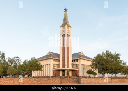 MOORREESBURG, AFRIQUE DU SUD - 2 avril, 2017 : lever du soleil à l'Église Réformée hollandaise dans Moorreesburg, une ville dans la région de l'ouest de l'Orothamnus zeyheri Cape Pro Banque D'Images