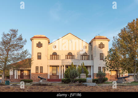 MOORREESBURG, AFRIQUE DU SUD - 2 avril, 2017 : lever du soleil à l'bureaux municipaux dans Moorreesburg, une ville dans la région de l'ouest de l'Orothamnus zeyheri Cape Provinc Banque D'Images