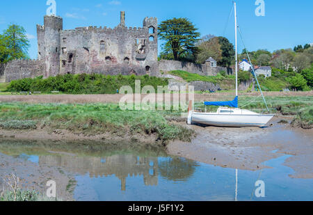 Laugharne Castle et bateau amarré, Carmarthenshire, Pays de Galles du sud Banque D'Images