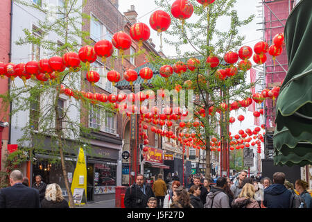 Lanternes chinoises suspendues au-dessus de Wardour Street dans le quartier chinois de Londres Banque D'Images