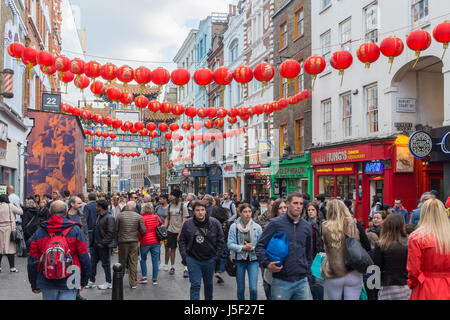 Lanternes chinoises suspendues au-dessus de Wardour Street dans le quartier chinois de Londres Banque D'Images
