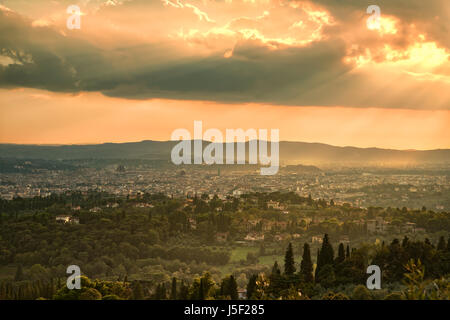 Florence ou Firenze brumeux de l'antenne paysage urbain. Vue panoramique de la colline de Fiesole. Palazzo Vecchio et de la cathédrale Duomo. La toscane, italie Banque D'Images
