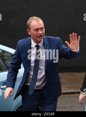 Les libéraux démocrates chef Tim Farron arrivant pour le Parti libéral-démocrate lancement manifeste à Bethnal Green, l'Est de Londres. Banque D'Images