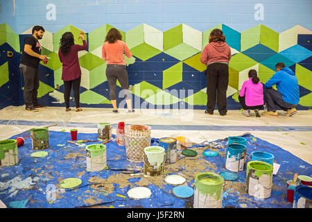 Detroit, Michigan - Bénévoles de musulmans, juifs, et d'autres groupes nettoyage et peinture Schulze Academy pour la technologie et les arts, une pré-maternelle à la 6 e publi Banque D'Images