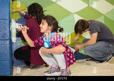 Detroit, Michigan - Bénévoles de musulmans, juifs, et d'autres groupes nettoyage et peinture Schulze Academy pour la technologie et les arts, une pré-maternelle à la 6 e publi Banque D'Images