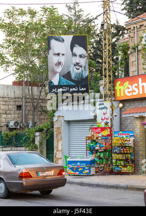 Bachar El Assad et Hassan Nasrallah portraits dans la rue, le gouvernorat de la Bekaa, à Baalbek, Liban Banque D'Images