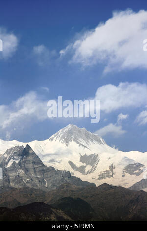 Vue paysage spectaculaire des montagnes de l'Annapurna dans l'Himalaya au Népal. L'une des plus hautes montagnes du monde couvert de neige avec fond de ciel bleu Banque D'Images