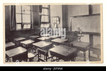 Carte postale originale du début des années 1900 de classe victorienne vide, école victorienne salle de classe victorienne, et rangée de bureaux en classe 4a, à County Grammar School for Girls, Market Drayton, Shropshire, Royaume-Uni vers 1910 Banque D'Images