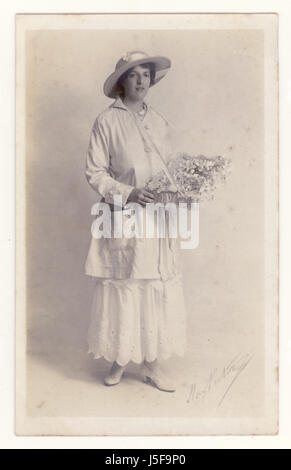 Carte postale Royaume-uni portrait de Primrose League Borne vendeur pour le parti conservateur qui s'est fortement appuyée sur les aides. La participation politique des femmes dans la société a aidé le processus conduisant à le vote des femmes. La photographie est vers 1916 (WW1) Période de la Ligue a été fondée en 1883 par Lord Randolph Churchill après la mort de Benjamin Disraeli. Banque D'Images