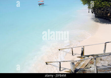 Crystal Waters clair à Zanzibar beach. Bateau de sécurité sur le paradis de l'eau avant l'arrivée de tempête Banque D'Images