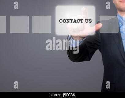 Businessman hand poussant bouton Contactez-nous sur une interface d'écran tactile. Gris - Stock Photo Banque D'Images