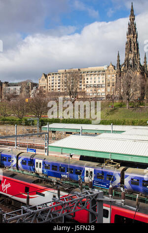 La gare Waverley d'Édimbourg Scott Monument Banque D'Images