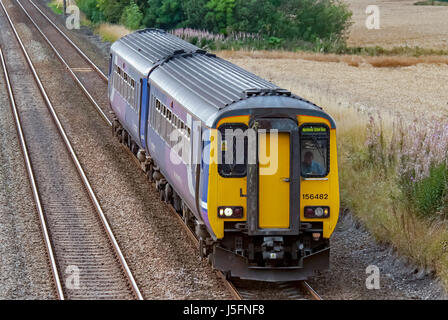 Class 156 diesel DMU de trains du Nord. La British Rail Class 156 Super Sprinter est un train à unités multiples diesel (DMU). Banque D'Images