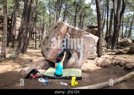 Les grimpeurs bouldering à Albarracin, Espagne Banque D'Images