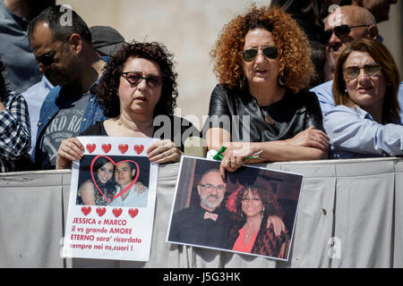 Cité du Vatican, Vatican. 17 mai, 2017. Les parents des victimes d'une avalanche en janvier qui a enterré les Hotel Rigopiano en Italie centrale organiser photos de leurs êtres chers pendant le Pape François' audience générale hebdomadaire sur la Place Saint Pierre dans la Cité du Vatican, Vatican. Credit : Giuseppe Ciccia/Pacific Press/Alamy Live News Banque D'Images