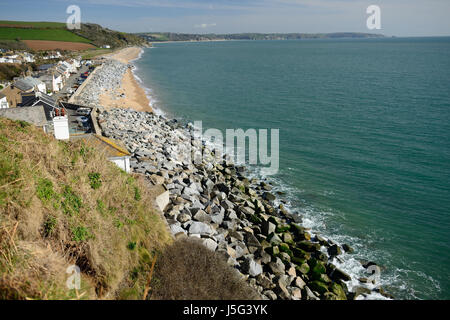 Rochers de défense de la mer sur la plage à Beesands, surplombant la baie de démarrage. Banque D'Images