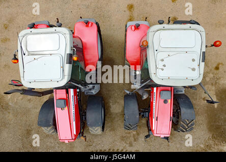 Vue aérienne de deux tracteurs Massey Ferguson Banque D'Images