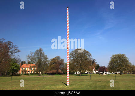 Maypole et chalets sur le village vert, Ickwell village, Bedfordshire, Angleterre Royaume-uni Banque D'Images