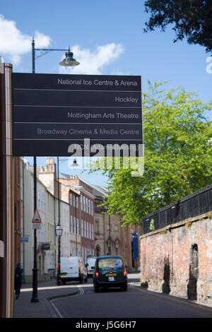 Informations touristiques sur signe sur l'angle de la rue Stoney et haut du pavé de la Lace Market du centre-ville de Nottingham. Banque D'Images