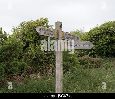 Panneaux de direction sur le south west coast path, près de Golden Cap, Dorset. Banque D'Images