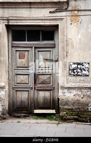 La porte en bois dans un vieux mur Banque D'Images