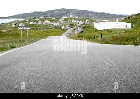 Village côtier de Balla dans l'île Hebridean externe d'Eriskay, avec l'île de South Uist en arrière-plan Écosse. Banque D'Images