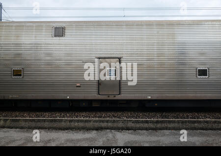 Le train au départ de Calais, France. Banque D'Images