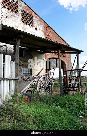 Vestiges d'un bâtiment abandonné dans la plaine du Pô, la Lombardie, Italie Banque D'Images