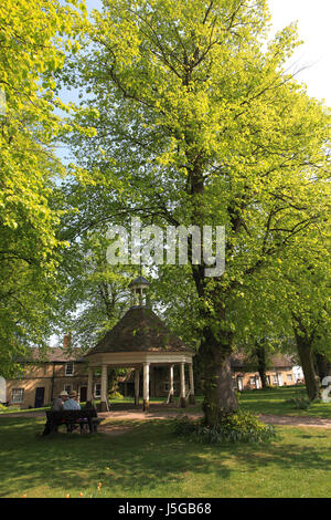 Printemps, le village vert à Harrold, village du comté de Bedfordshire, Angleterre, RU Banque D'Images