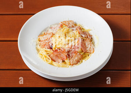 Vue de dessus tagliatelli carbanara la cuisine italienne sur la plaque de fond de table cuisine rustique Banque D'Images